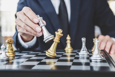 Başarı için strateji planlamak için ulaşan satranç oyunu oynarken işadamı kazanmak, yönetim ve liderlik kavramı üstesinden zorluk ve elde gol iş stratejisi planlama için düşünme.