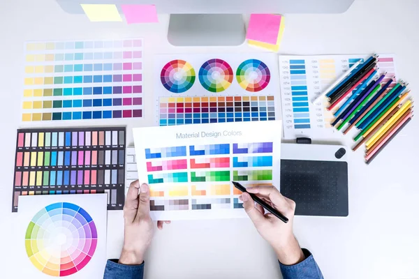 男性創造的なグラフィック デザイナーの色の選択およびカラースウォッチ 取り組んで職場作業ツールとアクセサリー トップ ビュー ワークスペース グラフィック タブレット上に描画 — ストック写真