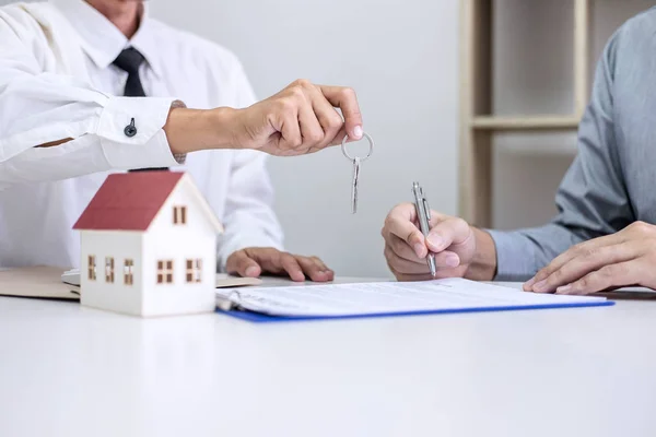 Bienes Raíces Gerente Ventas Que Llaves Cliente Después Firmar Contrato —  Fotos de Stock