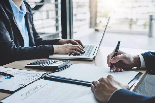 Dois Executivos Discutindo Estatísticas Financeiras Sucesso Projeto Crescimento Empresa Parceiro — Fotografia de Stock