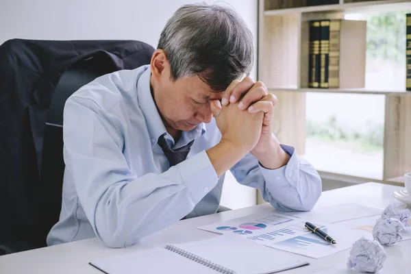 Sintiéndose Enfermo Cansado Senior Empresario Deprimido Agotado Hombre Negocios Escritorio — Foto de Stock