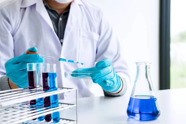 Badania Laboratoryjne Biochemii Chemik Analizuje Próbki Laboratorium Sprzętem Eksperymentami Naukowymi — Zdjęcie stockowe