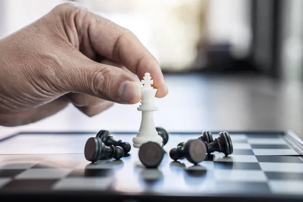 Mãos Colegas Negócios Confiantes Jogando Jogo Xadrez Para Análise Desenvolvimento — Fotografia de Stock