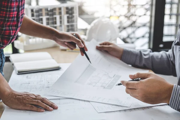 建築エンジニアチームワーク職場での建築プロジェクトやエンジニアリングツールのためのミーティング 図面構造と建設に関する作業場の概念 — ストック写真