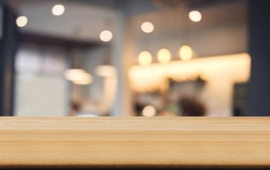 Seçici boş ahşap masa ve soyut kafe ya da restoran ürün görüntülenmesi için veya montaj için önünde arka plan bulanık.