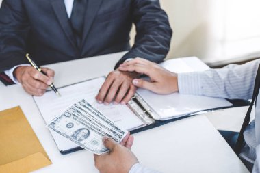 Rüşvet ve yolsuzluk kavramı, rüşvet dolar faturaları, anlaşmaya Emlak sözleşme anlaşma yaparken para veren işadamı şeklinde ve finansal kurumsal.