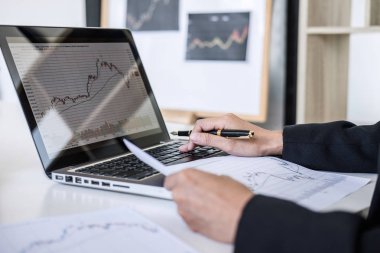 Bilgisayar, dizüstü bilgisayar, tartışmaya ve analiz grafik ticaret hisse senedi grafiği veri, finans ve yatırım kavramı ile borsa ile çalışan iş kadını.