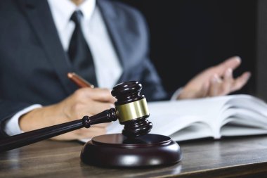 Yasal hukuk, Yargıç tokmak tokmak ve adalet, danışman veya erkek avukat oturan tablo ve kağıtları mahkeme üzerinde ölçekler adalet avukat tavsiye.