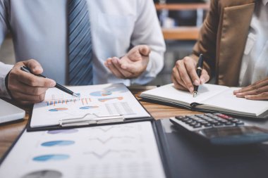 İş ekibi ile yeni başlangıç planı ve tartışma için proje bilgilerini dizüstü bilgisayar ve dijital tablet ile mali strateji bir modern iş salonda çalışıyor.