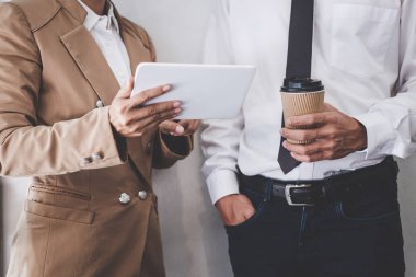 İş takım meslektaşım çalışan ve konferans yeni başlangıç ile proje planı ve tartışma bilgilerini dijital tablet, onların başarılı ekip çalışması sonuçları ile mali stratejisi için.