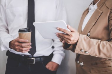 İş takım meslektaşım çalışan ve konferans yeni başlangıç ile proje planı ve tartışma bilgilerini dijital tablet, onların başarılı ekip çalışması sonuçları ile mali stratejisi için.