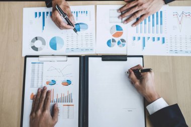 Şirket büyümesi projesini tartışan finans müdürü toplantısı başarılı mali istatistikler, strateji planı için belge, dizüstü bilgisayar ve dijital tabletle çalışan profesyonel yatırımcı.