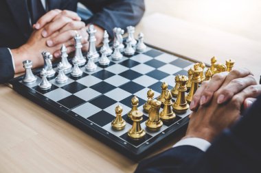 Başarı için strateji planlamak için satranç oyunu oynarken ki, kazanmak için üstesinden zorluk ve elde gol iş stratejisi planlama için iki işadamı.