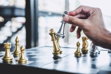 Başarı için strateji planlamak için ulaşan satranç oyunu oynarken işadamı kazanmak, yönetim ve liderlik kavramı üstesinden zorluk ve elde gol iş stratejisi planlama için düşünme.