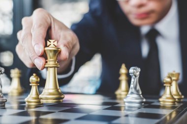 Başarı için strateji planlamak için ulaşan satranç oyunu oynarken işadamı kazanmak, yönetim ve liderlik kavramı üstesinden zorluk ve elde gol iş stratejisi planlama için düşünme.