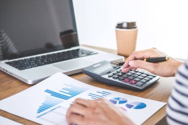 Kadın muhasebeci hesapları, hesap makinesi ve dizüstü bilgisayarı ile mali grafik verilerinin denetlenmesi ve analizi, finansman, muhasebe, finans, ekonomi, tasarruf bankacılığı kavramı.