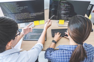 Kodları yazma ve veri kodunu yazarak şirket ofisi, iki profesyonel programcılar gelişmekte olan programlama ve Web sitesi bir yazılımda çalışma işbirliği geliştirmek.