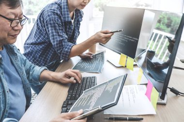 Kodlar yazma ve veri kodu teknolojisi yazma, iki profesyonel programcı şirketteki masaüstü bilgisayarında geliştirilen bir yazılımda web sitesi projesinde işbirliği yapıyor..