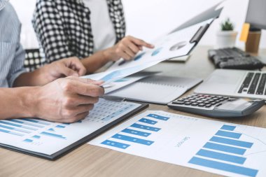 Şirket büyüme projesini sunan ve tartışan finans müdürü başarı istatistikleri, profesyonel yatırımcı belge ile strateji planı için çalışma başlatıyor.