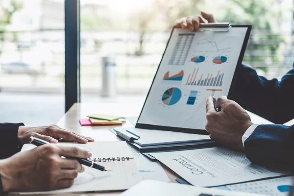 Şirket büyümesi projesini tartışan finans müdürü toplantısı başarılı mali istatistikler, strateji planı için belge, dizüstü bilgisayar ve dijital tabletle çalışan profesyonel yatırımcı.