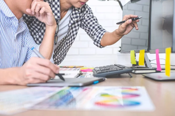 Due Colleghi Grafici Creativi Che Lavorano Sulla Selezione Dei Colori — Foto Stock