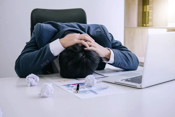 Følelse Stress Hovedpine Businessman Deprimeret Udmattet Ved Sit Skrivebord Frustreret - Stock-foto