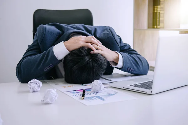 Gevoel Stress Hoofdpijn Zakenman Depressief Uitgeput Zijn Bureau Gefrustreerd Met — Stockfoto