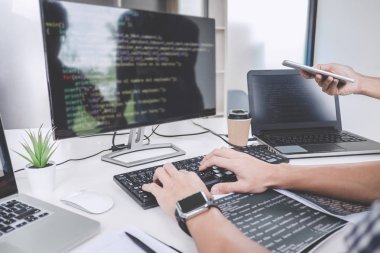 Kodları yazma ve veri kodunu yazarak şirket ofisi, programcılar gelişmekte olan programlama ve Web sitesi bir yazılımda çalışma işbirliği geliştirmek.