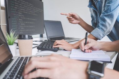 Kodları yazma ve veri kodunu yazarak şirket ofisi, programcılar gelişmekte olan programlama ve Web sitesi bir yazılımda çalışma işbirliği geliştirmek.