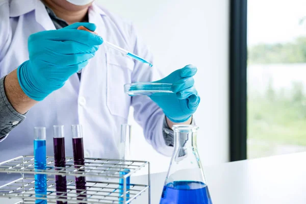 Biokémiai Laboratóriumi Kutatás Vegyész Analizálja Mintát Laboratóriumi Berendezések Tudományos Kísérletek — Stock Fotó