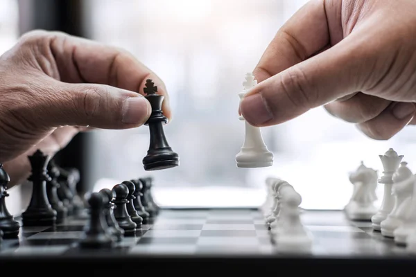 Mains Collègues Hommes Affaires Confiants Jouant Jeu Échecs Analyse Développement — Photo