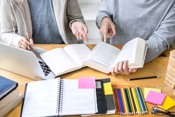 Tuteur École Secondaire Groupe Étudiants Collège Assis Réception Dans Bibliothèque — Photo