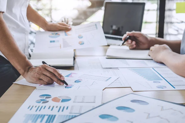 Colleghi Lavoro Riuniscono Conferire Agli Investitori Professionisti Che Lavorano Una — Foto Stock