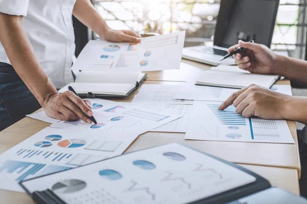 Çizelgeler ve grafikler, dizüstü bilgisayar kullanarak, iş mali ve muhasebe kavram yeni başlangıç proje, tartışma ve analiz verilerle çalışma iş takım toplantısı.