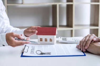 İş bir sözleşme satın almak - satmak house, sigorta acentası gayrimenkul konsept ev yatırım kredisi hakkında analiz imzalama.