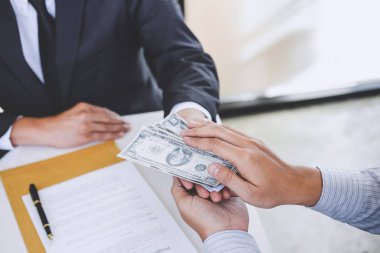 Rüşvet ve yolsuzluk kavramı, rüşvet doları şeklinde faturaları, anlaşmaya Emlak sözleşme anlaşma yaparken para veren işadamı.