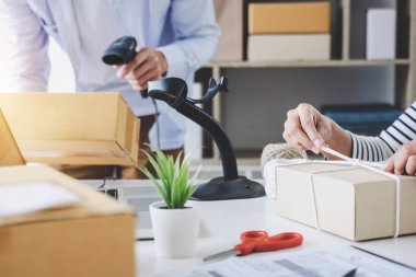 Küçük işletme sahibi teslimat servisi ve paketleme kutusu, işletme sahibi posta ofisine müşteri göndermeden önce kontrol emri için çalışıyor, Sevkiyat Çevrimiçi Satış.