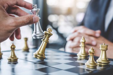 Başarı için strateji planlamak için satranç oyunu oynarken ki, kazanmak için üstesinden zorluk ve elde gol iş stratejisi planlama için iki işadamı.