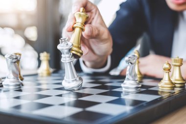 Başarı için strateji planlamak için ulaşan satranç oyunu oynarken işadamı kazanmak, yönetim ve liderlik kavramı üstesinden zorluk ve elde gol iş stratejisi planlama için düşünme.
