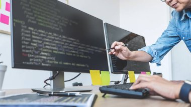 Kodları yazma ve veri kodunu yazarak şirket ofisi, iki profesyonel programcılar gelişmekte olan programlama ve Web sitesi bir yazılımda çalışma işbirliği geliştirmek.