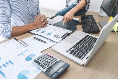 Yeni başlangıç projesi, tartışma ve analiz veri çizelgeleri ve grafikleri, dizüstü bilgisayar kullanarak, iş mali ve muhasebe kavram çalışma iş takım toplantısı.