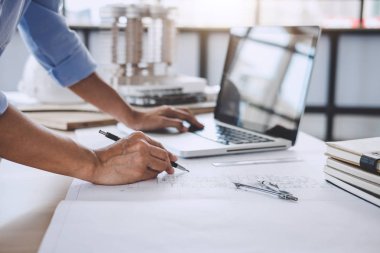 Bina ve araçlar çalışma sitedeki mühendislik inşaat kavramı, mimar veya blueprint, yeni proje planı için çalışan mühendis model.