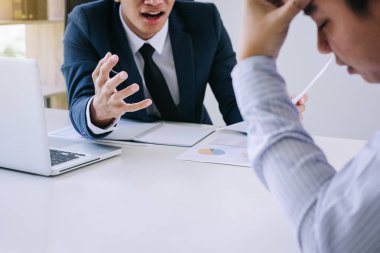Patron ve üst düzey yönetim ekibi hissi stres ve ciddi başarısız iş, takım anlaşmazlık başkanları çalışma, üzüntü ile kötü haberler yığını ile sorunları olan elinde tutan başarısızlık.