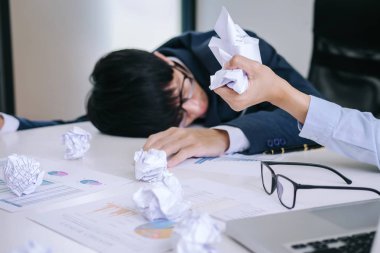 Patron ve üst düzey yönetim ekibi hissi stres ve başarısız iş ciddi, kafaları elinde tutan ortakları nedeniyle depresif ve bir yığın iş sorunları ile bitkin.