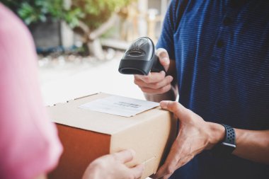 Eve teslim hizmet ve çalışma hizmet zihin, bir karton kutu paket servis kurye ve teslimatçı alma kadın müşteri el teslim onaylamak için barkod tarama.