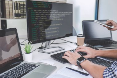 Kodları yazma ve veri kod teknoloji yazarak, bir yazılım şirketinde masaüstü bilgisayarda geliştirme web sitesinde çalışma işbirliği programcı proje.