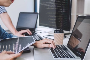 Kodları yazma ve veri kod teknoloji yazarak, bir yazılım şirketinde masaüstü bilgisayarda geliştirme web sitesinde çalışma işbirliği programcı proje.