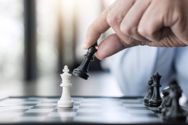 İşadamı el satranç oyunu oynamak için geliştirme analiz yeni strateji planı, iş stratejisi lideri ve ekip çalışması kavramı kazanmak ve başarı için.