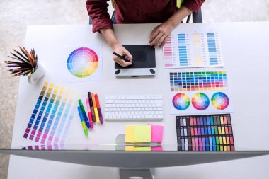 Görüntü renk seçimi üzerinde çalışma ve grafik tablet işyerinde, üstten görünüm çalışma alanı üzerinde çizim kadın yaratıcı grafik tasarımcı.
