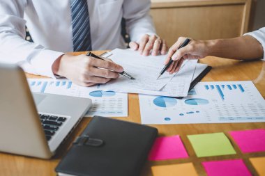 Co çalışma konferans, çizelgeler ve grafikler iş stratejisi ve mali plan yatırım kar için çalışıyor tartışan yönetici takımı.